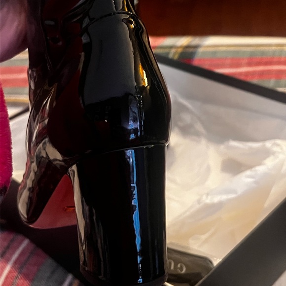 GUCCI
Patent Calfskin GG Lois Bee Ankle Booties 38.5 Black - Picture 9 of 10